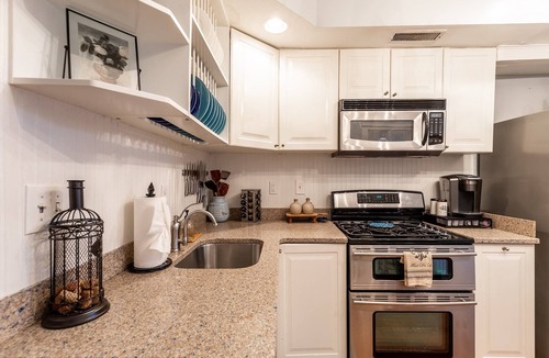 Historic District House | Historic Annapolis Retreat Steps to the Statehouse & City Dock w Parking & Private Patio