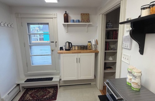 North Cambridge Apartment | Historic, beautifully appointed 1 Bed, 2 minutes to the T and restaurants
