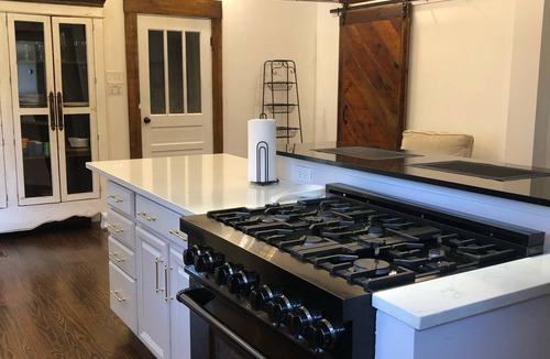 Magnolia House | Historic Belle Maison: Billiards Room, Fire Pit & Magnolia Charm