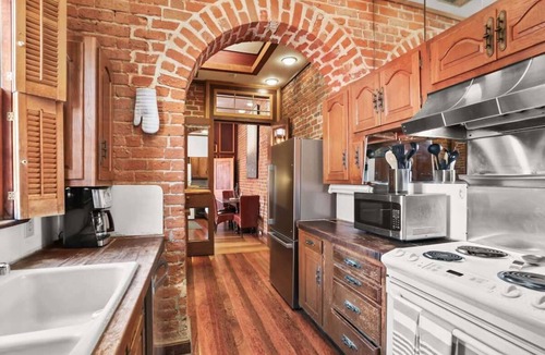 Faubourg Marigny Apartment | Historic Condo on Esplanade with 2 Balconies