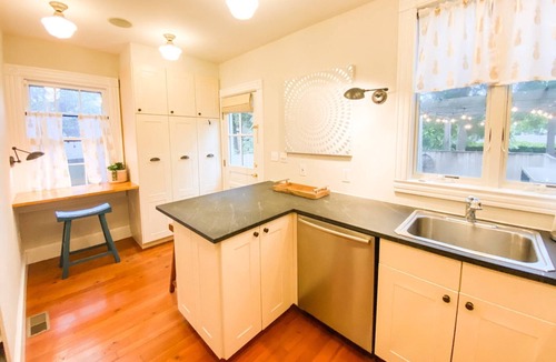 Historic District House | Historic Downtown Annapolis Union House with Private Patio & Free Off-Site Parking