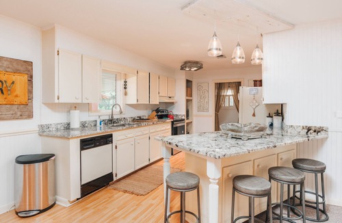 Hattiesburg House | Historic FarmHouse with Goats & Glass Blowing