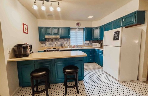 Savanna Apartment | Historic Gem/Steps to Main St. & Mississippi River/3-Season Room