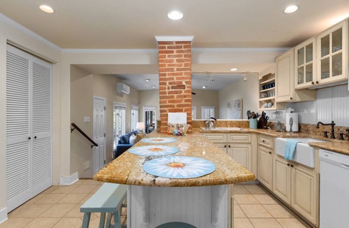 Historic District House | Historic Happy Home Steps from Main Street w Private Yard, Screened-In Porch & Parking