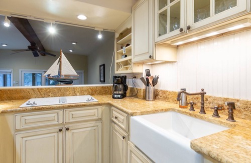Historic District House | Historic Happy Home Steps from Main Street w Private Yard, Screened-In Porch & Parking