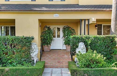 West Beach Apartment | Historic West Beach Apartment — 2 blocks to the Beach