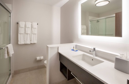 Hudson Hotel | Holiday Inn Express Hotel & Suites Boston-Marlboro by IHG