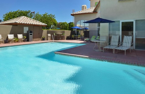 Madera Hotel | Holiday Inn Express Madera by IHG