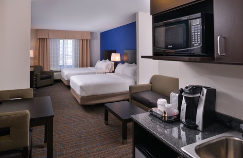 Greenacres Hotel | Holiday Inn Express & Suites Bakersfield Airport by IHG