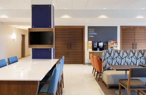 Alexandria Hotel | Holiday Inn Express & Suites Alexandria by IHG