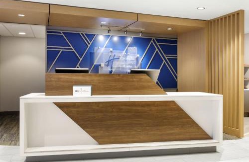 Alexandria Hotel | Holiday Inn Express & Suites Alexandria by IHG