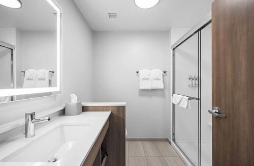 Marinette Hotel | Holiday Inn Express & Suites Marinette by IHG