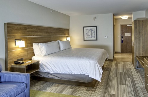 Downtown Omaha Hotel | Holiday Inn Express & Suites Omaha Downtown - Old Market by IHG
