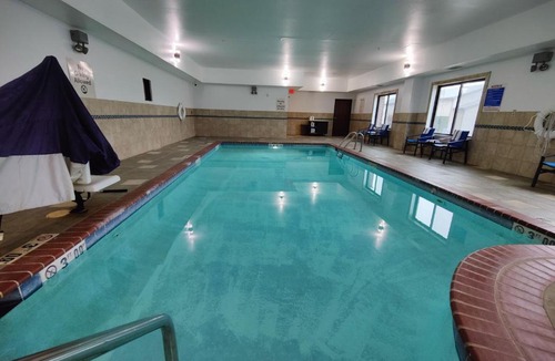 Waterloo Hotel | Holiday Inn Express- Waterloo/Cedar Falls by IHG