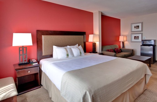 Bakersfield Hotel | Holiday Inn & Suites Bakersfield by IHG