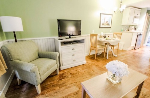 West Yarmouth Apartment | Holly Tree Resort - 1 Bedroom