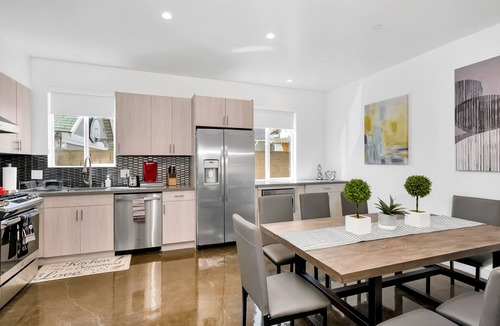 Hollywood House | ✩★ HOLLYWOOD 3B/2.5B CONDO W/BBQ & 3 parking in side property✩ ✩