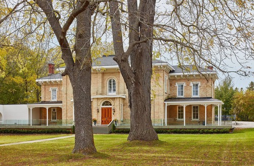 Prince Edward Villa | Hollywood glam in a stunning restored mansion! STA Licence # ST-2019-0098