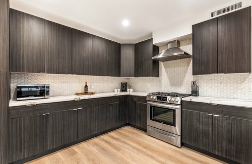 Hollywood House | Hollywood Hideaway - Central to Famous Hot Spots with WiFi, AC