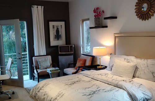 Hollywood Hills West House | Hollywood Hills Upscale Modern Furnished Bedroom Suite in Large House