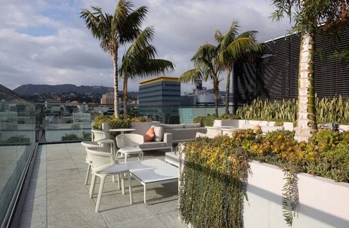 Hollywood Hotel | Hollywood Retreat with Pool & Pet-Friendly Near Iconic Sights
