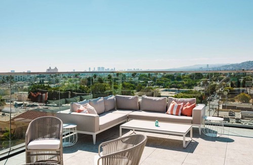 Hollywood Hotel | Hollywood Retreat with Pool & Pet-Friendly Near Iconic Sights
