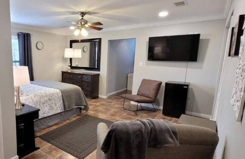 Eastabuchie Bed & Breakfast | Home away from home 4 beds, 1 king, 2 queen, set of bunk beds and sofa bed.