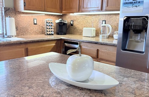 Oxnard House | Hot Tub + Comfy 3Bedroom/3Bath + 8 miles 2 Beach.