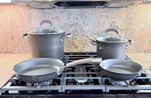 Oxnard House | Hot Tub + Comfy 3Bedroom/3Bath + 8 miles 2 Beach.
