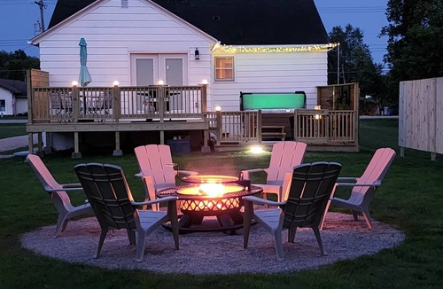 Gladstone House | Hot Tub House Kipling Cottages Deck Fire Pit 2 bed 1 bath Smart TVs WiFi Sleep 6