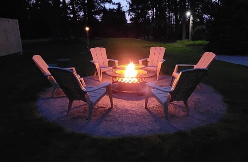 Gladstone House | Hot Tub House Kipling Cottages Deck Fire Pit 2 bed 1 bath Smart TVs WiFi Sleep 6