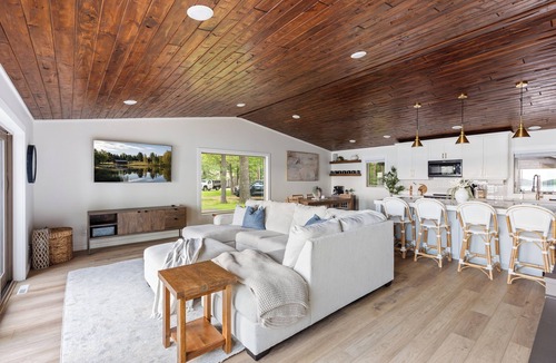Cushing Cabin | Hot Tub| LilyPad + Trampoline | Game Room