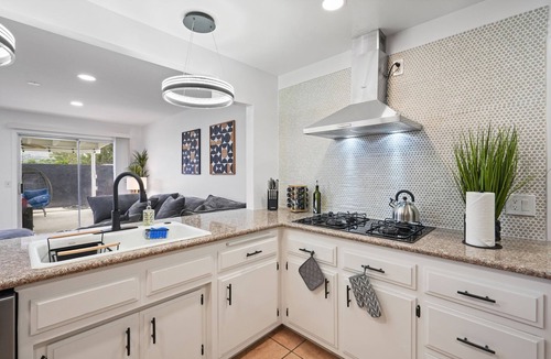 East Hemet House | Hot tub - Pool - Firepit - Game Room - Sleeps 14 - Hemet Summer Retreat!