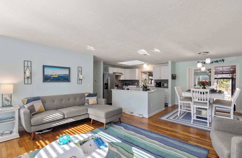 East Harwich House | Hot Tub, Sauna, Ping Pong Table, Treehouse and Fire Pit!