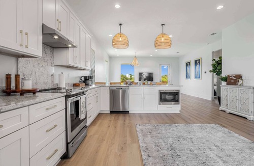 Mississippi City House | Hot Tub! Walk to Beach! Close to Everything!
