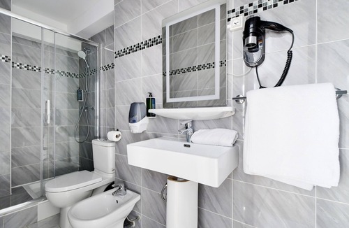 Quartier de Rochechouart Hotel | Hotel Altona