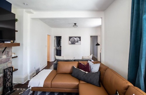 Southeast Omaha Apartment | HotTub EpicGameRoom FirePit Farnam Fieldhouse