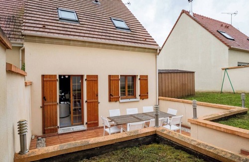 Bonnieres-sur-Seine House | House with terrace and garden near Giverny.