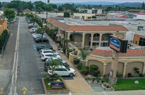 Buena Park Hotel | Howard Johnson by Wyndham Buena Park