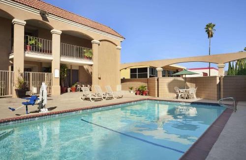Buena Park Hotel | Howard Johnson by Wyndham Buena Park