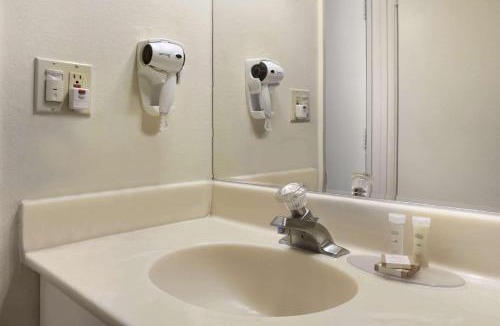 Buena Park Hotel | Howard Johnson by Wyndham Buena Park