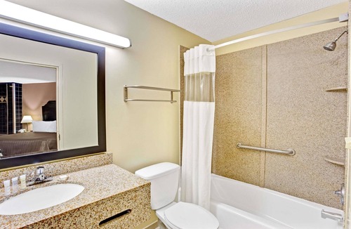 Pikesville Hotel | Howard Johnson by Wyndham Pikesville