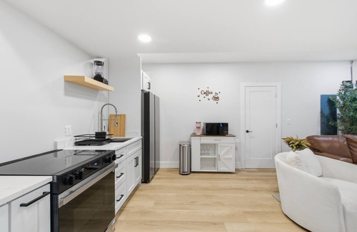NoMa Apartment | Huge Capitol Hill 2BR Apt w/Rooftop Hottub & Views