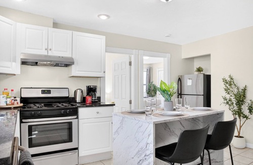 Ward Two Hotel | Huge Home near Downtown Boston! Bow Market, Harvard, MIT, and More!