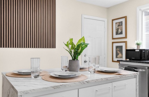 Ward Two Hotel | Huge Home near Downtown Boston! Bow Market, Harvard, MIT, and More!