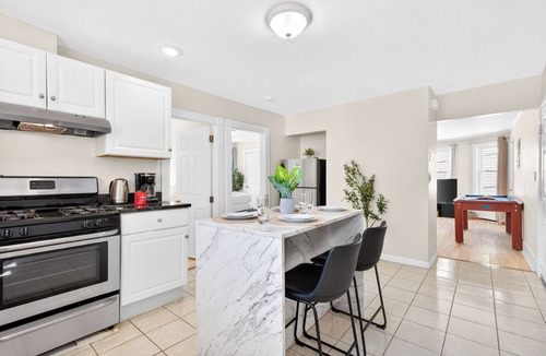 Ward Two Hotel | Huge Home near Downtown Boston! Bow Market, Harvard, MIT, and More!