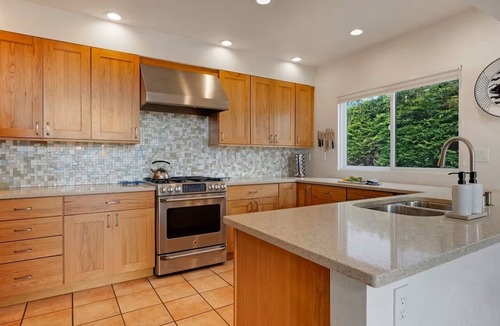 Bodega Bay House | Hummingbird Hideout! Golf Course View, Dog Friendly, Hot Tub, Walk to the Beach!