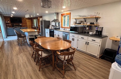 Cascade House | Immersed in Nature, Hot Tub, Sleeps 9, EV Charger