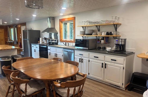 Cascade House | Immersed in Nature, Hot Tub, Sleeps 9, EV Charger