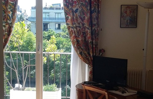 Neuilly-sur-Seine Hotel | In the city, green and calm for a few days .